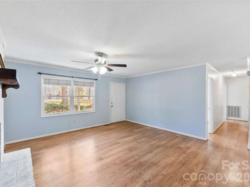 213 Woodrun Drive, Mount Gilead, NC 27306.  MLS# CAR4334949, YatesRealty ID 2158. Living room designed for easy lake days — a comfortable space to kick back after time on the water.