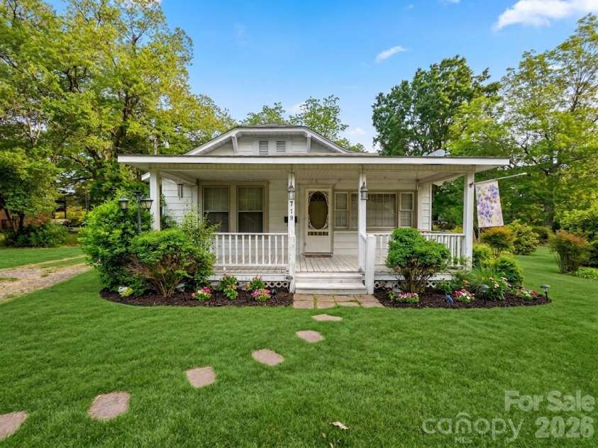 718 Pine Street, Cheraw, SC 29520.  MLS# CAR4377155, YatesRealty ID 21580. 