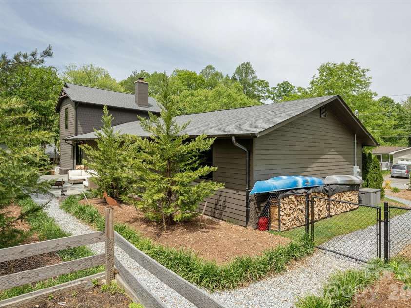17 Grove Street, Brevard, NC 28712.  MLS# CAR4377940, YatesRealty ID 21584. 