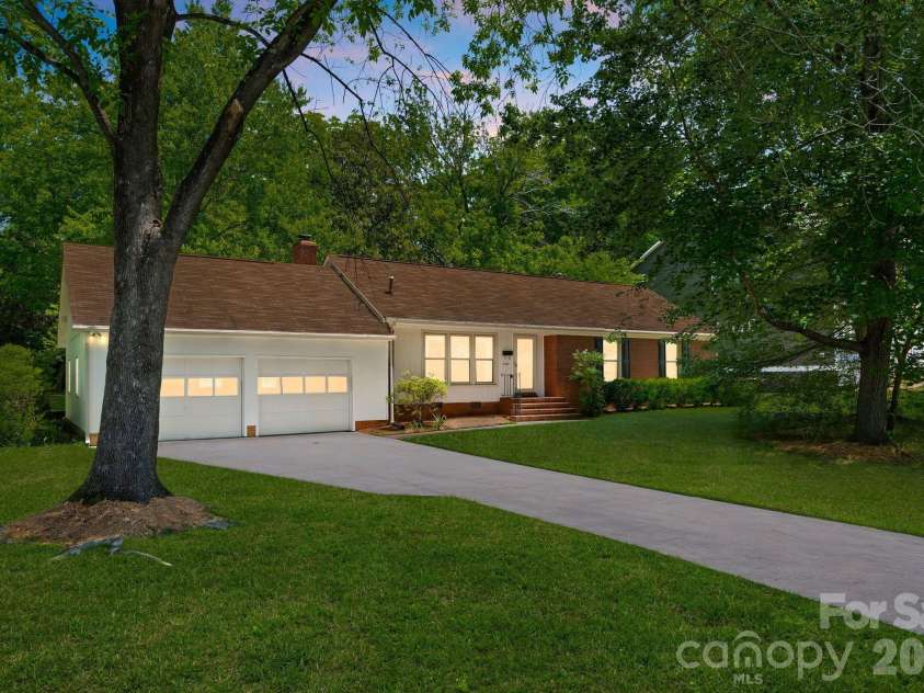 3137 Frederick Place, Charlotte, NC 28210.  MLS# CAR4381193, YatesRealty ID 21585. 