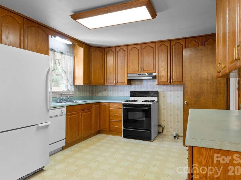3137 Frederick Place, Charlotte, NC 28210.  MLS# CAR4381193, YatesRealty ID 21585. 