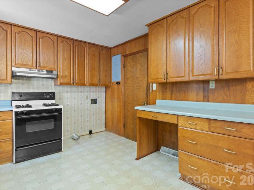 3137 Frederick Place, Charlotte, NC 28210.  MLS# CAR4381193, YatesRealty ID 21585. 