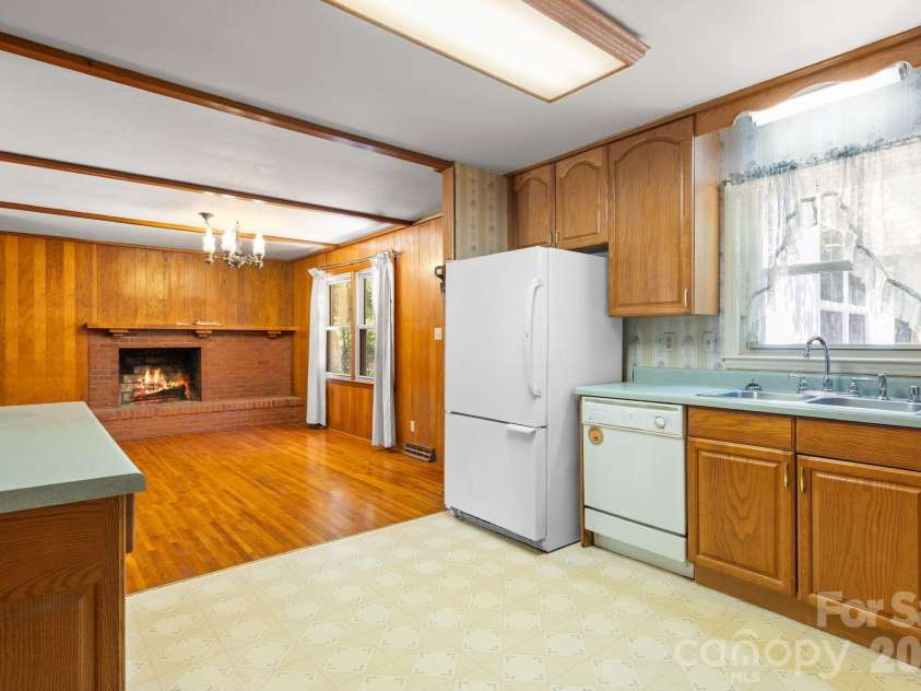 3137 Frederick Place, Charlotte, NC 28210.  MLS# CAR4381193, YatesRealty ID 21585. 
