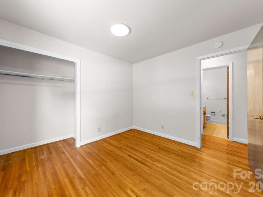 3137 Frederick Place, Charlotte, NC 28210.  MLS# CAR4381193, YatesRealty ID 21585. 