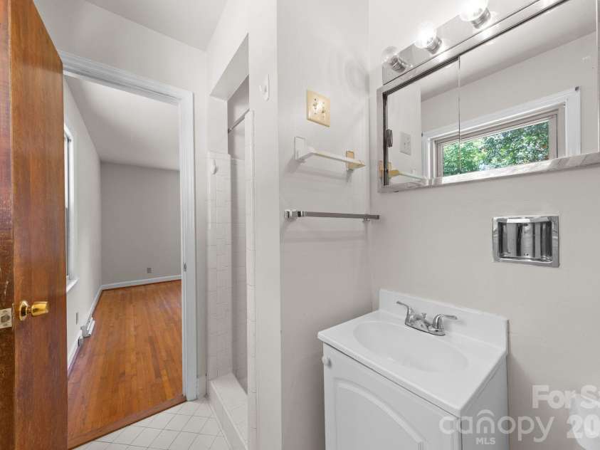 3137 Frederick Place, Charlotte, NC 28210.  MLS# CAR4381193, YatesRealty ID 21585. 