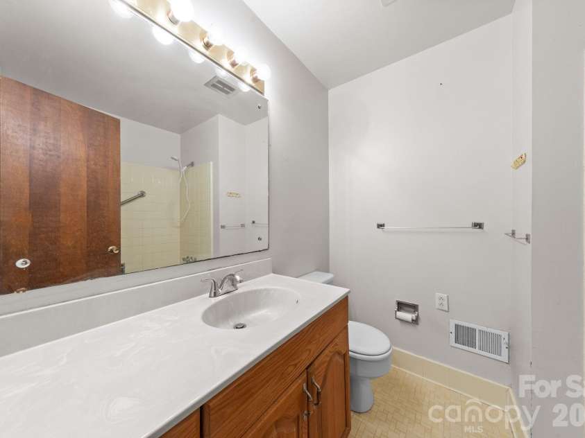 3137 Frederick Place, Charlotte, NC 28210.  MLS# CAR4381193, YatesRealty ID 21585. 