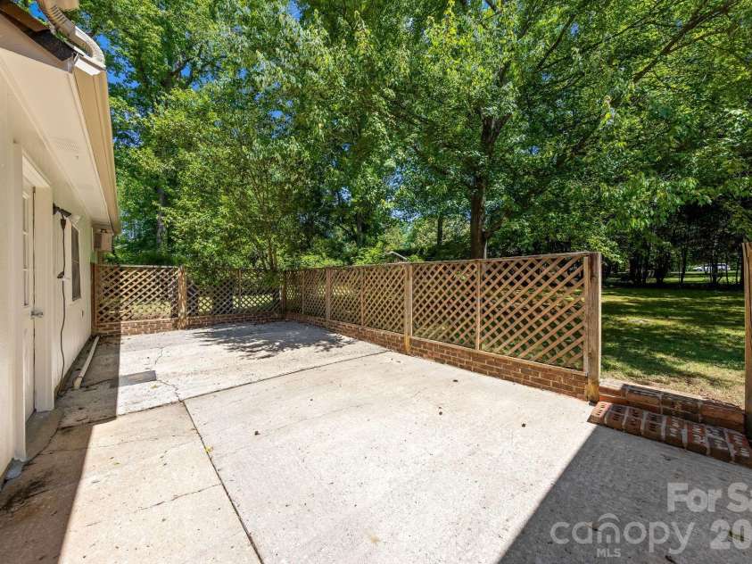 3137 Frederick Place, Charlotte, NC 28210.  MLS# CAR4381193, YatesRealty ID 21585. 