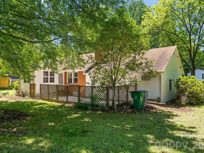 3137 Frederick Place, Charlotte, NC 28210.  MLS# CAR4381193, YatesRealty ID 21585. 