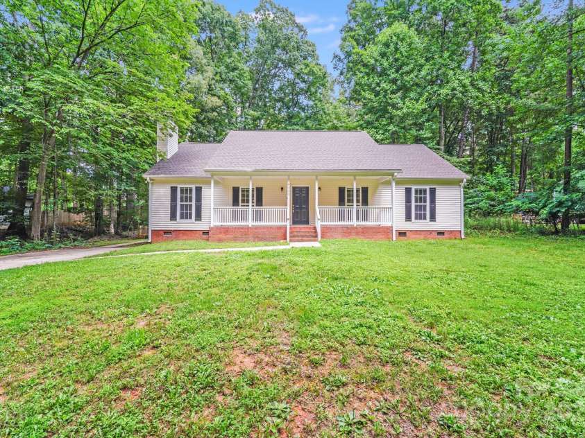 9000 Vagabond Road, Charlotte, NC 28227.  MLS# CAR4270459, YatesRealty ID 21585. 
