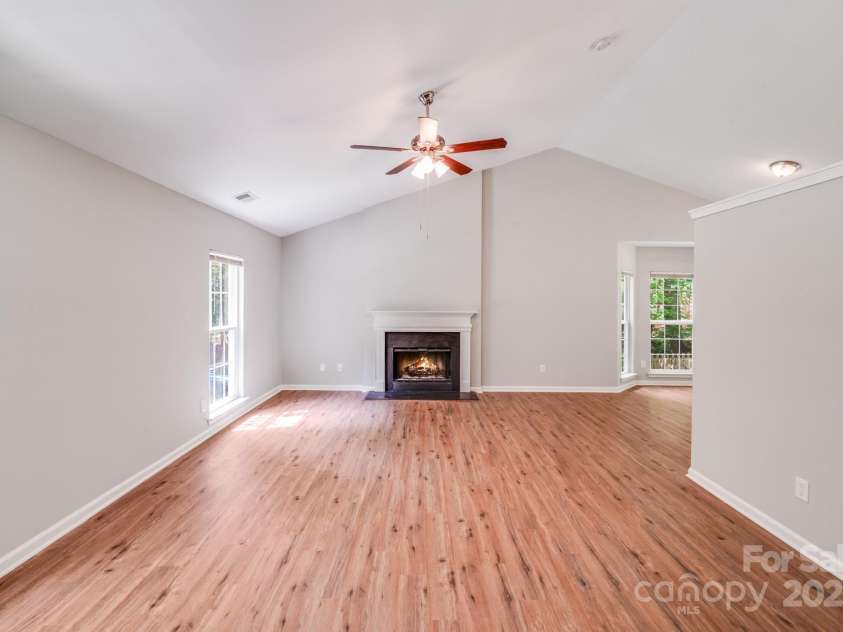 9000 Vagabond Road, Charlotte, NC 28227.  MLS# CAR4270459, YatesRealty ID 21585. 
