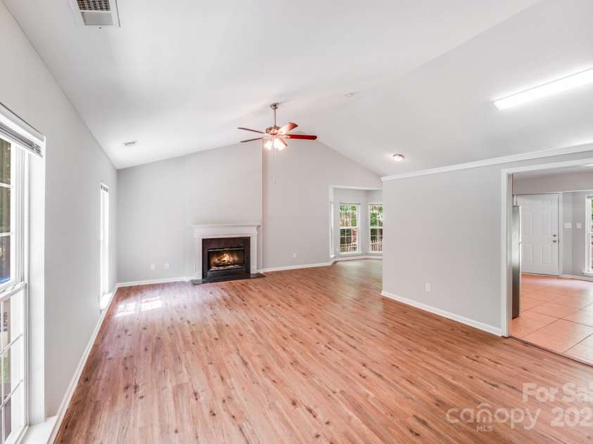 9000 Vagabond Road, Charlotte, NC 28227.  MLS# CAR4270459, YatesRealty ID 21585. 