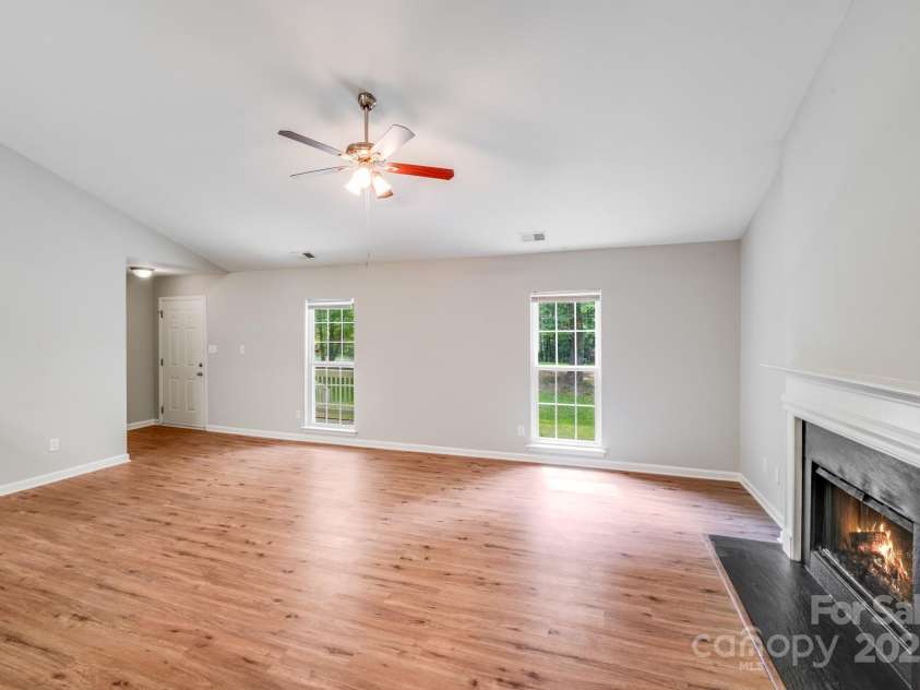 9000 Vagabond Road, Charlotte, NC 28227.  MLS# CAR4270459, YatesRealty ID 21585. 