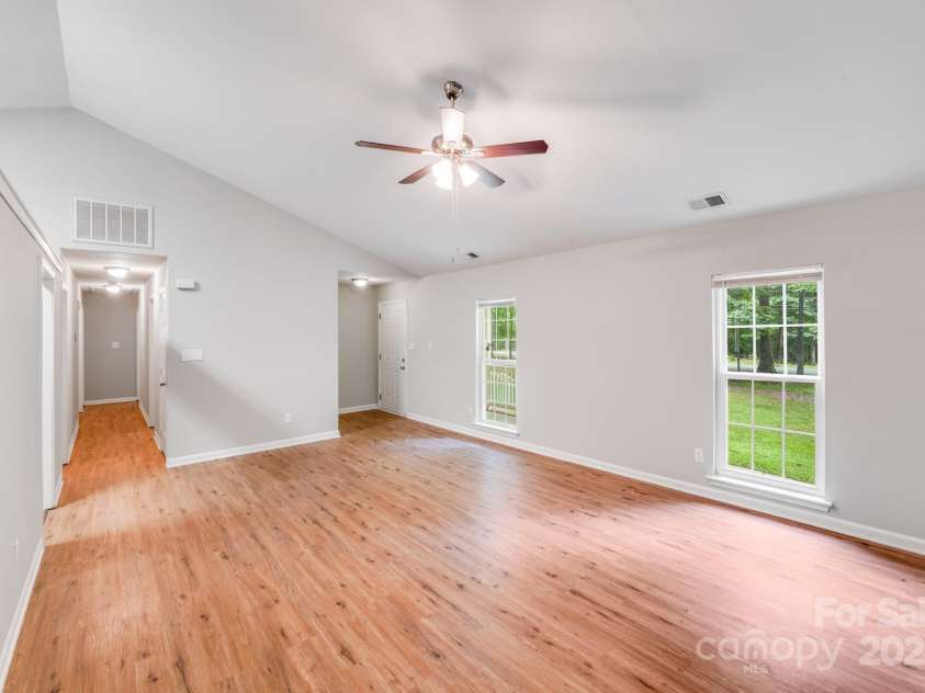 9000 Vagabond Road, Charlotte, NC 28227.  MLS# CAR4270459, YatesRealty ID 21585. 