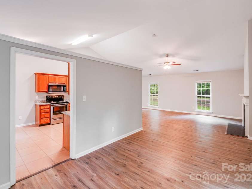 9000 Vagabond Road, Charlotte, NC 28227.  MLS# CAR4270459, YatesRealty ID 21585. 