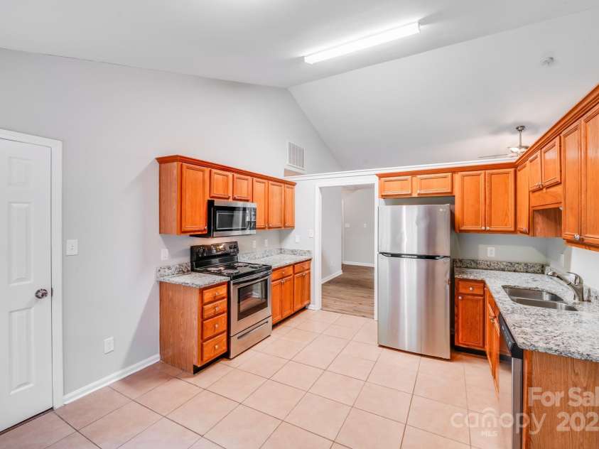 9000 Vagabond Road, Charlotte, NC 28227.  MLS# CAR4270459, YatesRealty ID 21585. 