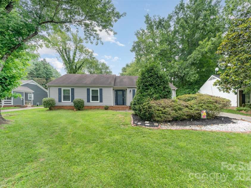 706 Hammermill Road, Charlotte, NC 28270.  MLS# CAR4267358, YatesRealty ID 21586. Beautifully maintained 3-bedroom ranch with curb appeal.