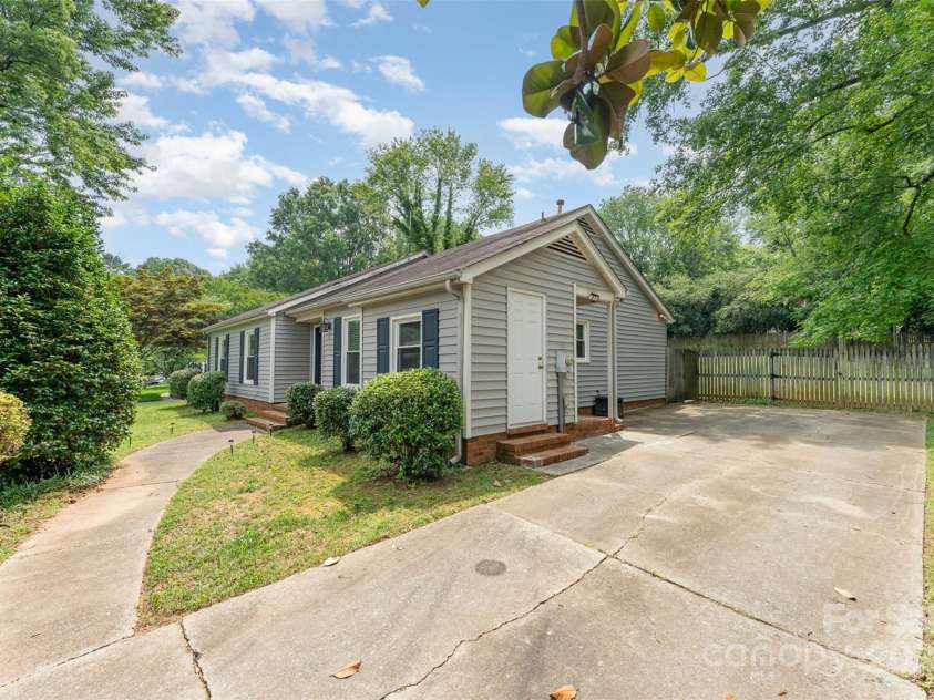 706 Hammermill Road, Charlotte, NC 28270.  MLS# CAR4267358, YatesRealty ID 21586. Beautifully maintained 3-bedroom ranch with curb appeal.