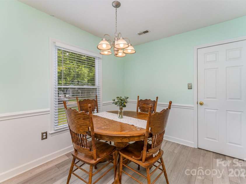706 Hammermill Road, Charlotte, NC 28270.  MLS# CAR4267358, YatesRealty ID 21586. Breakfast nook and dinig area.