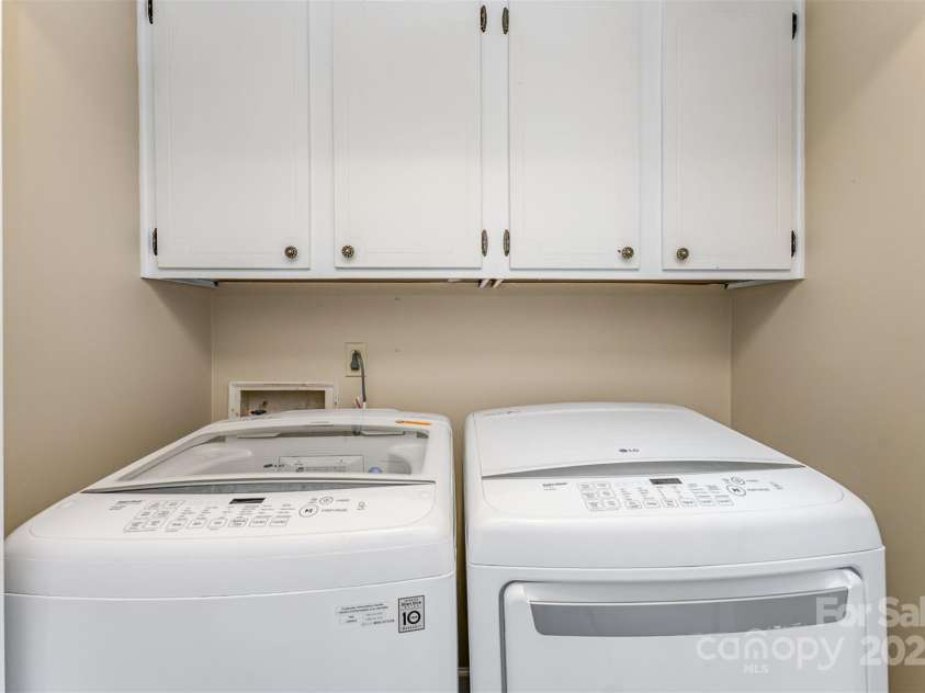 706 Hammermill Road, Charlotte, NC 28270.  MLS# CAR4267358, YatesRealty ID 21586. Conveniently located laundry off main hall.