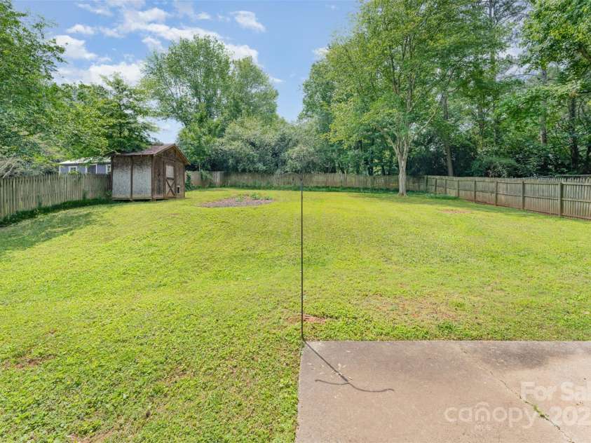 706 Hammermill Road, Charlotte, NC 28270.  MLS# CAR4267358, YatesRealty ID 21586. Expansive fenced in back yard.
