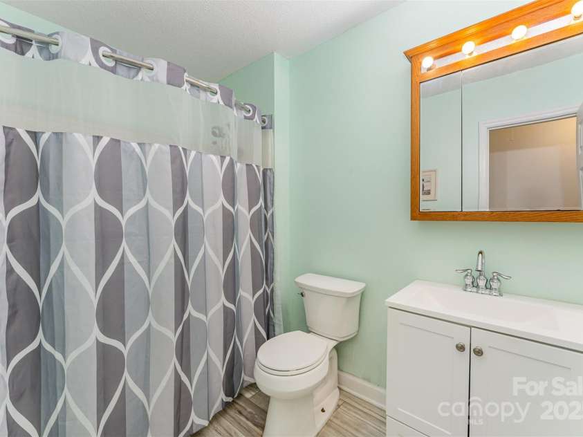 706 Hammermill Road, Charlotte, NC 28270.  MLS# CAR4267358, YatesRealty ID 21586. Full bath