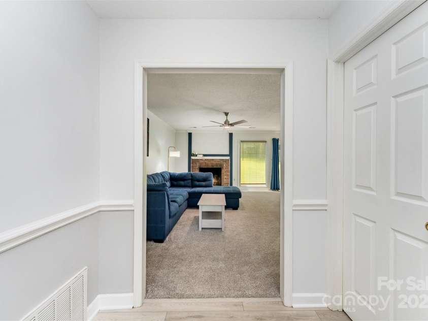706 Hammermill Road, Charlotte, NC 28270.  MLS# CAR4267358, YatesRealty ID 21586. Main entry foyer opens into the spacious living room.