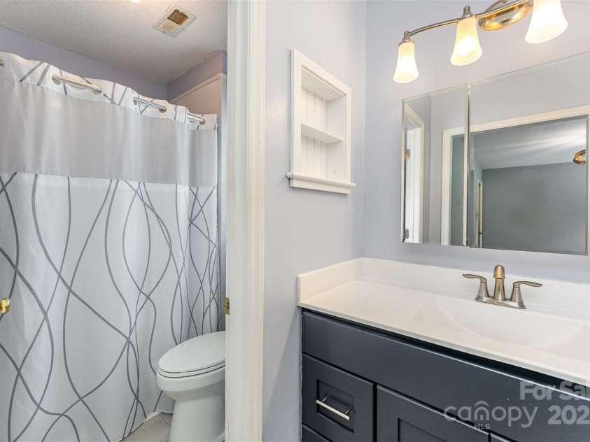 706 Hammermill Road, Charlotte, NC 28270.  MLS# CAR4267358, YatesRealty ID 21586. Primary bathroom