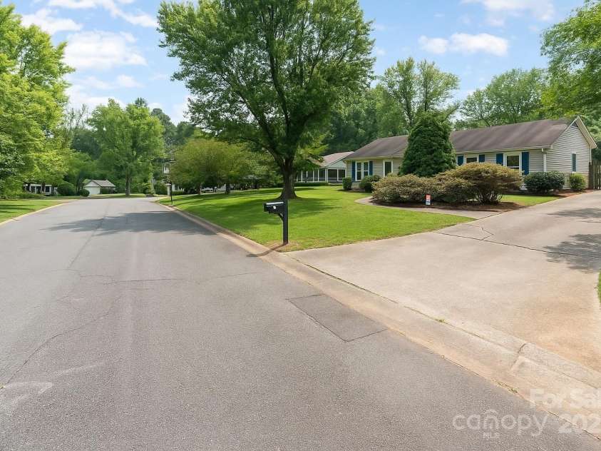706 Hammermill Road, Charlotte, NC 28270.  MLS# CAR4267358, YatesRealty ID 21586. Tucked away in a cul-de-sac!