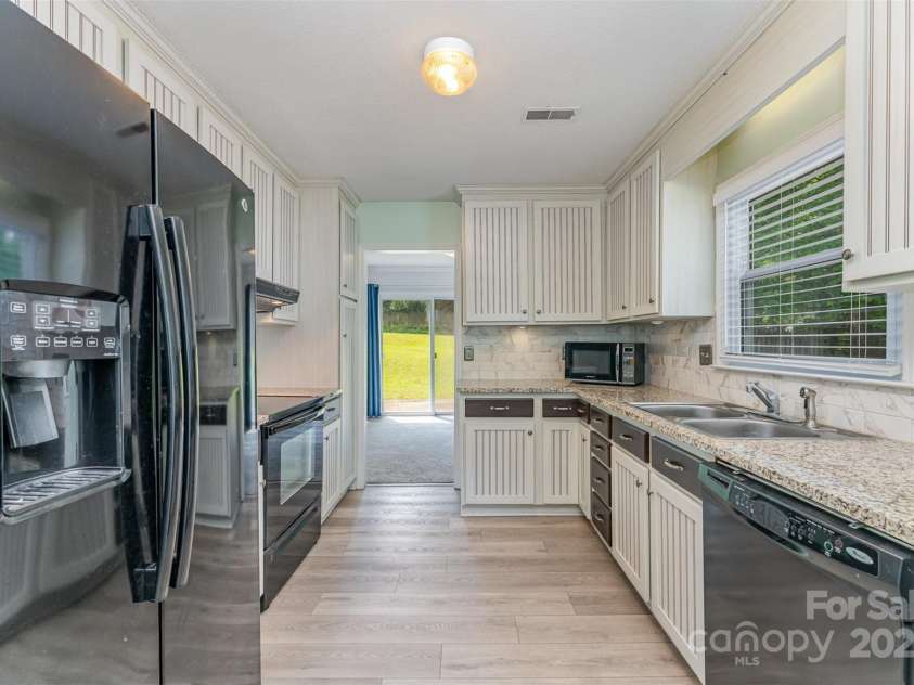 706 Hammermill Road, Charlotte, NC 28270.  MLS# CAR4267358, YatesRealty ID 21586. Updated kitchen with granite counter tops.