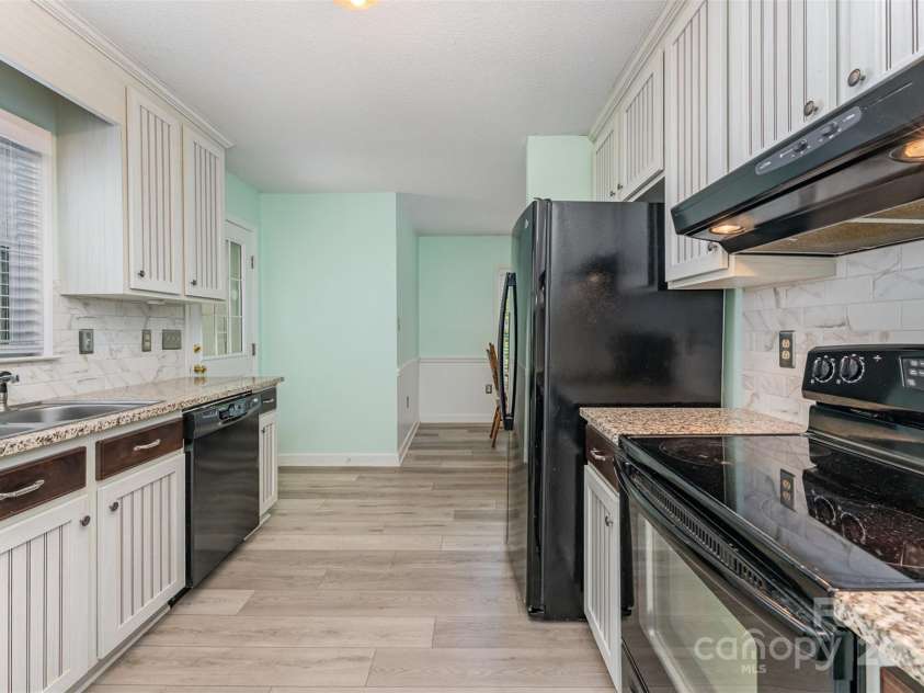 706 Hammermill Road, Charlotte, NC 28270.  MLS# CAR4267358, YatesRealty ID 21586. Updated kitchen with granite counter tops.