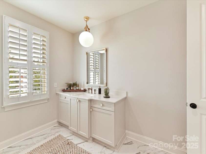 8111 Farm Crossing Lane, Huntersville, NC 28078.  MLS# CAR4189460, YatesRealty ID 2159. Owners Bath