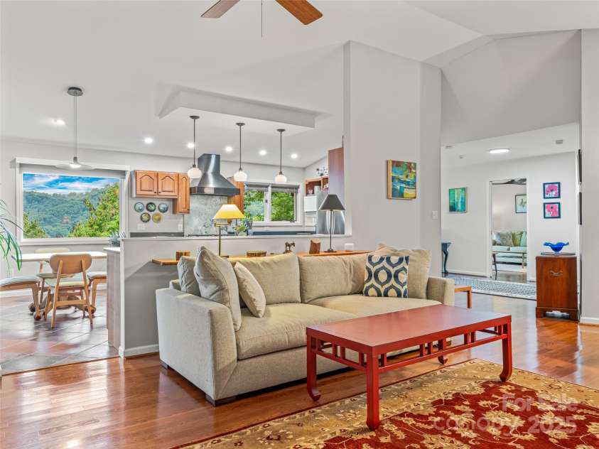 605 Upper Sondley Drive, Asheville, NC 28805.  MLS# CAR4304223, YatesRealty ID 21594. Open concept, great for entertaining family or guests.