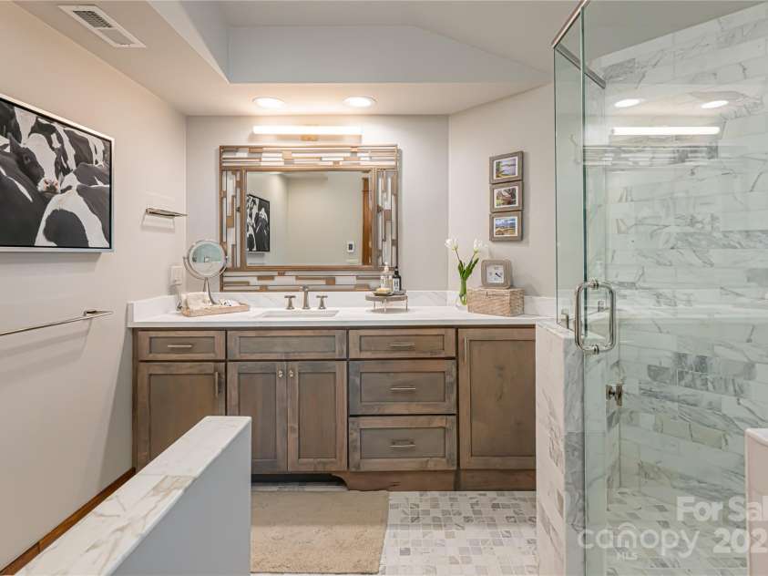 511 Asgi Trail, Maggie Valley, NC 28751.  MLS# CAR4258504, YatesRealty ID 21595. Upstairs guest bath 1