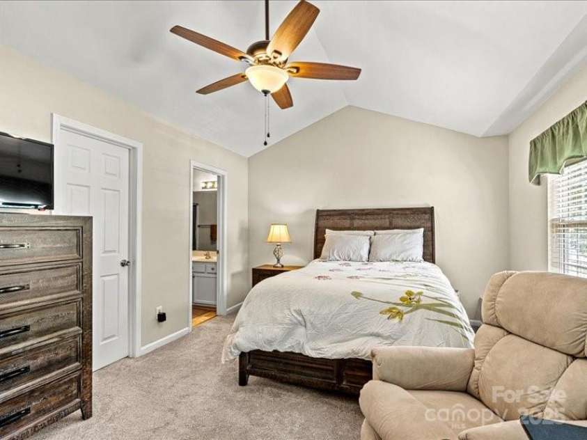 10063 Reindeer Way Lane, Charlotte, NC 28216.  MLS# CAR4265964, YatesRealty ID 21596. 