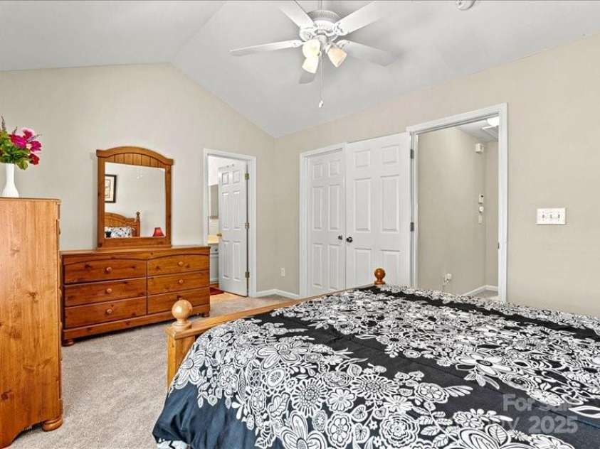 10063 Reindeer Way Lane, Charlotte, NC 28216.  MLS# CAR4265964, YatesRealty ID 21596. 