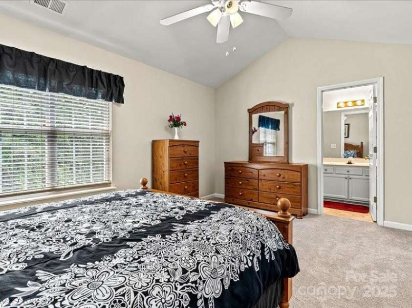 10063 Reindeer Way Lane, Charlotte, NC 28216.  MLS# CAR4265964, YatesRealty ID 21596. 
