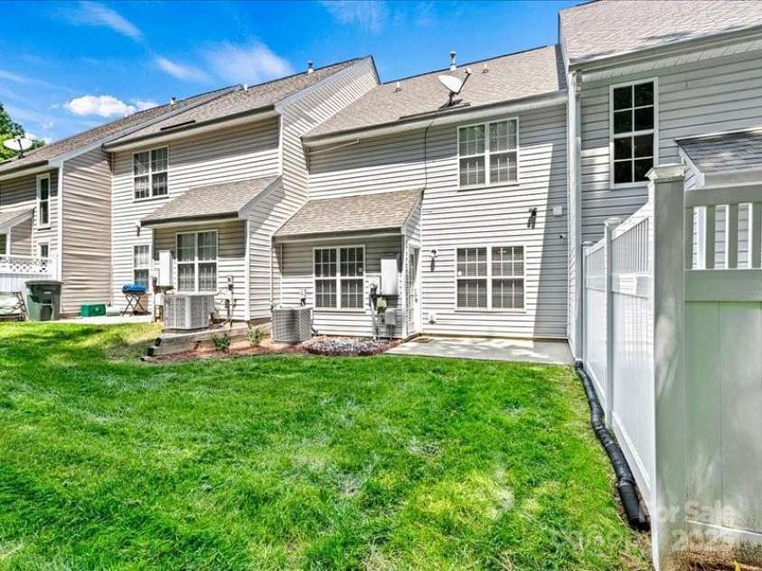 10063 Reindeer Way Lane, Charlotte, NC 28216.  MLS# CAR4265964, YatesRealty ID 21596. 