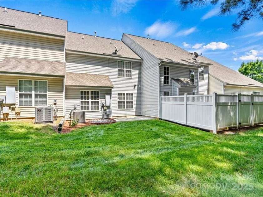 10063 Reindeer Way Lane, Charlotte, NC 28216.  MLS# CAR4265964, YatesRealty ID 21596. 