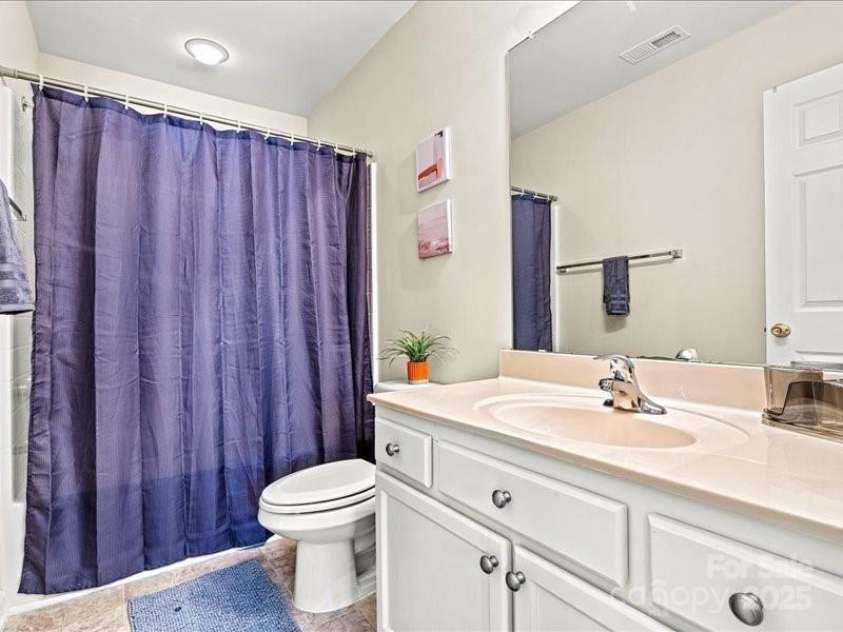 10063 Reindeer Way Lane, Charlotte, NC 28216.  MLS# CAR4265964, YatesRealty ID 21596. Full Bath #1