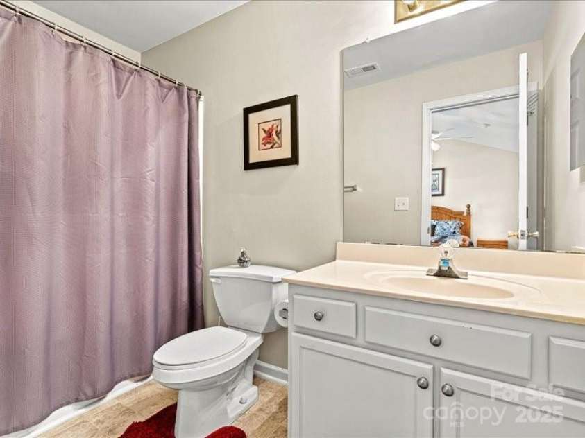 10063 Reindeer Way Lane, Charlotte, NC 28216.  MLS# CAR4265964, YatesRealty ID 21596. Full Bath #2