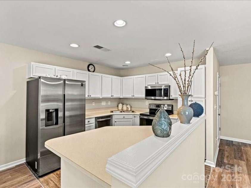 10063 Reindeer Way Lane, Charlotte, NC 28216.  MLS# CAR4265964, YatesRealty ID 21596. Kitchen
