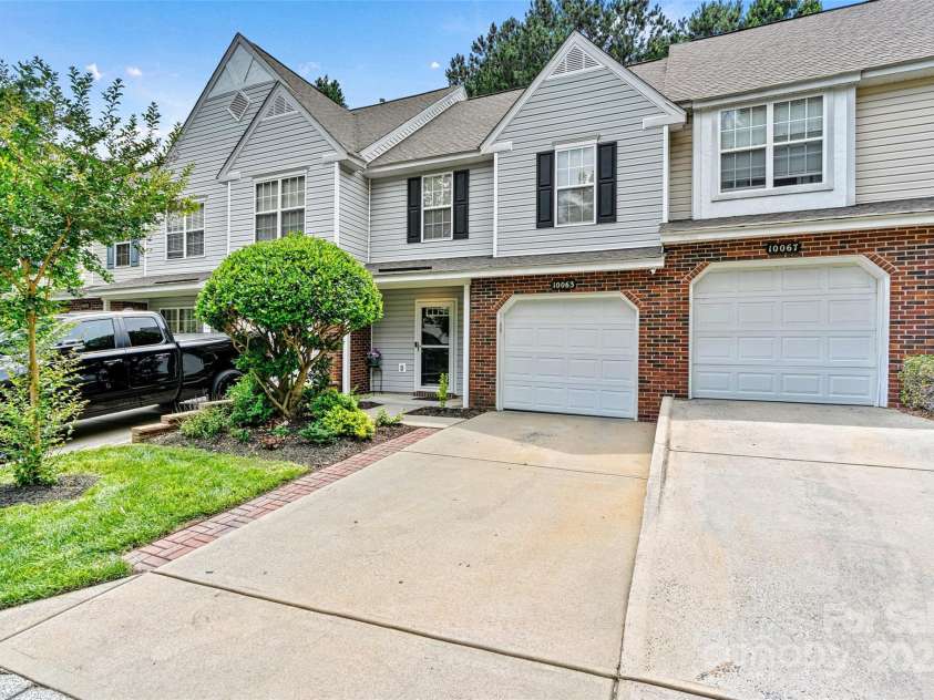 10063 Reindeer Way Lane, Charlotte, NC 28216.  MLS# CAR4265964, YatesRealty ID 21596. Located in Holly Ridge Subdivsion
