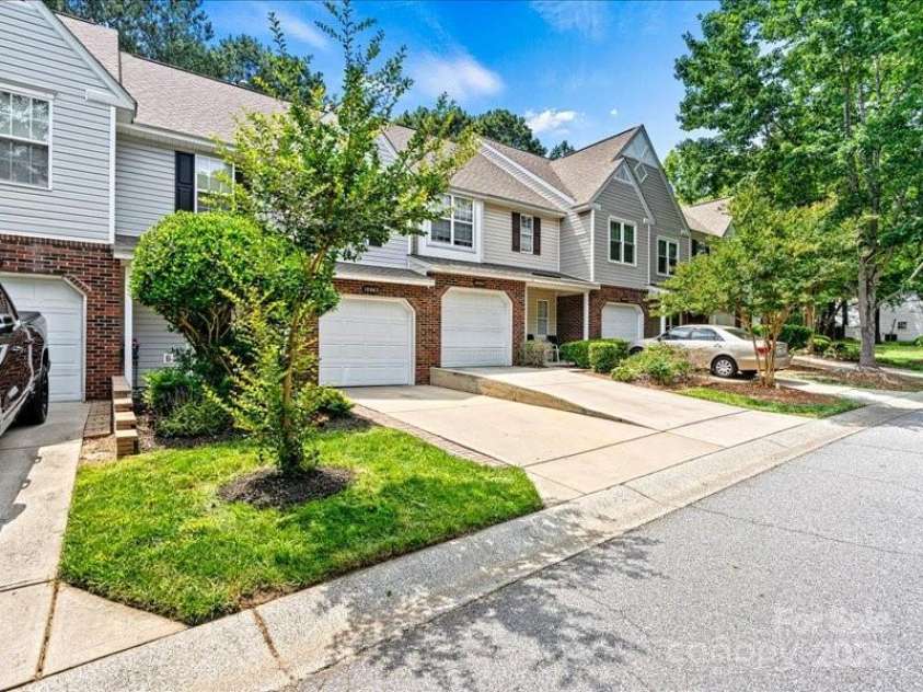 10063 Reindeer Way Lane, Charlotte, NC 28216.  MLS# CAR4265964, YatesRealty ID 21596. Tree lined streets