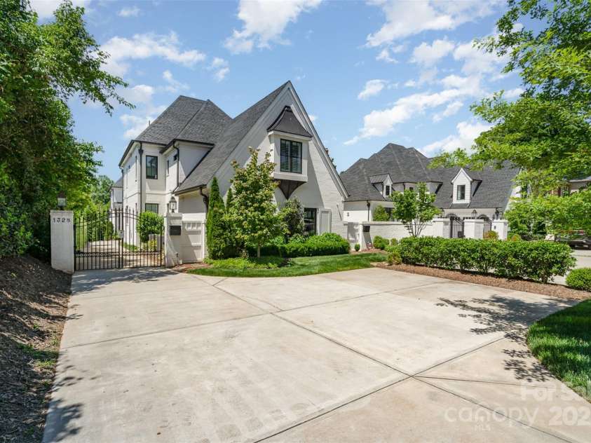 1328 Kings Drive, Charlotte, NC 28207.  MLS# CAR4221350, YatesRealty ID 21598. 