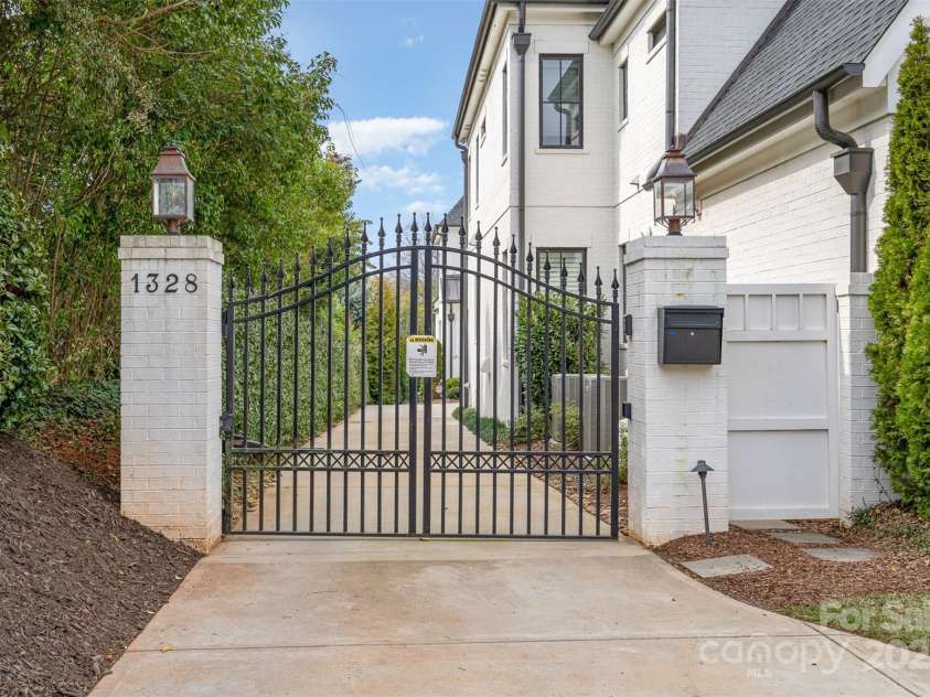 1328 Kings Drive, Charlotte, NC 28207.  MLS# CAR4221350, YatesRealty ID 21598. 