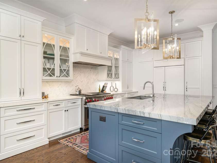 1328 Kings Drive, Charlotte, NC 28207.  MLS# CAR4221350, YatesRealty ID 21598. 