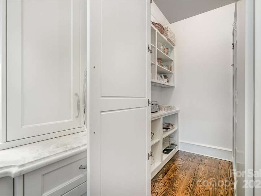 1328 Kings Drive, Charlotte, NC 28207.  MLS# CAR4221350, YatesRealty ID 21598. 