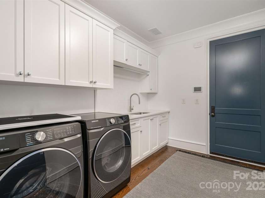 1328 Kings Drive, Charlotte, NC 28207.  MLS# CAR4221350, YatesRealty ID 21598. 