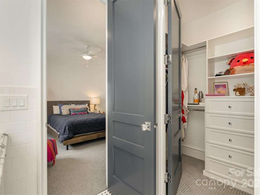 1328 Kings Drive, Charlotte, NC 28207.  MLS# CAR4221350, YatesRealty ID 21598. 