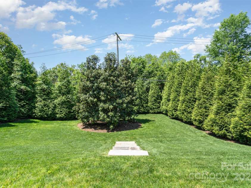 1328 Kings Drive, Charlotte, NC 28207.  MLS# CAR4221350, YatesRealty ID 21598. 